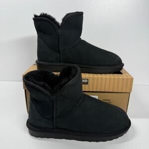 NIB • Kirkland Signature Ladies' Shearling Size: 8